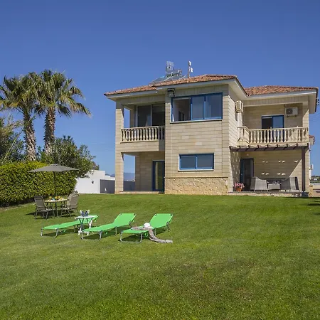 Maroni Beachfront Vila *