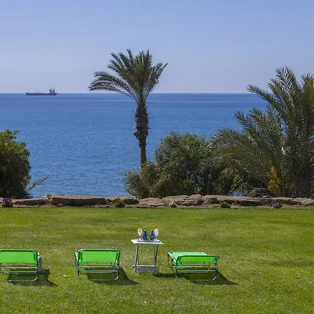 Вилла Maroni Beachfront Ларнака